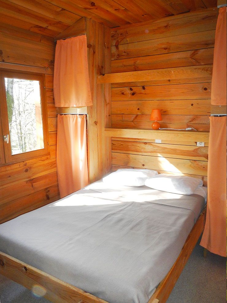 chalet-chambre-grand-lit-simple-camping-mont-albi