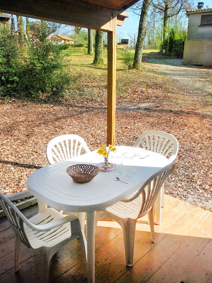 chalet-terrasse-convivial-camping-mont-albi
